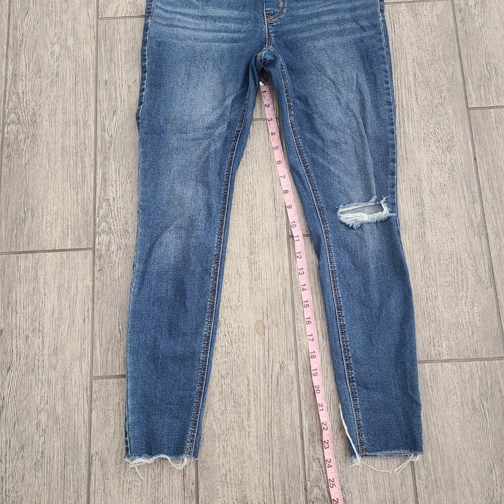 Old Navy Women's Skinny Jeans in Medium Blue Wash - Picture 4 of 11